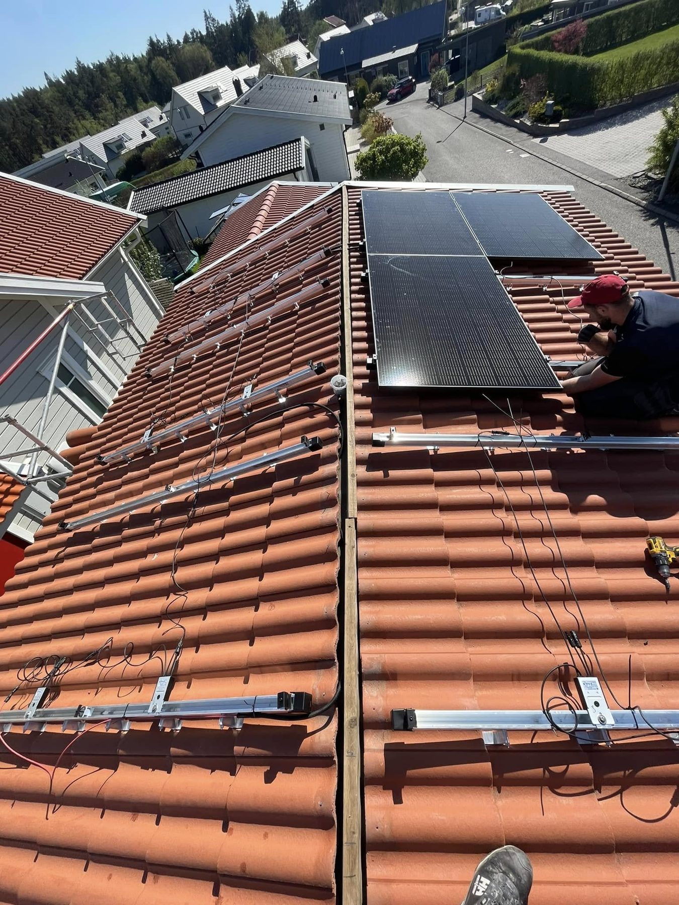 Montör på tak under solcellsinstallation